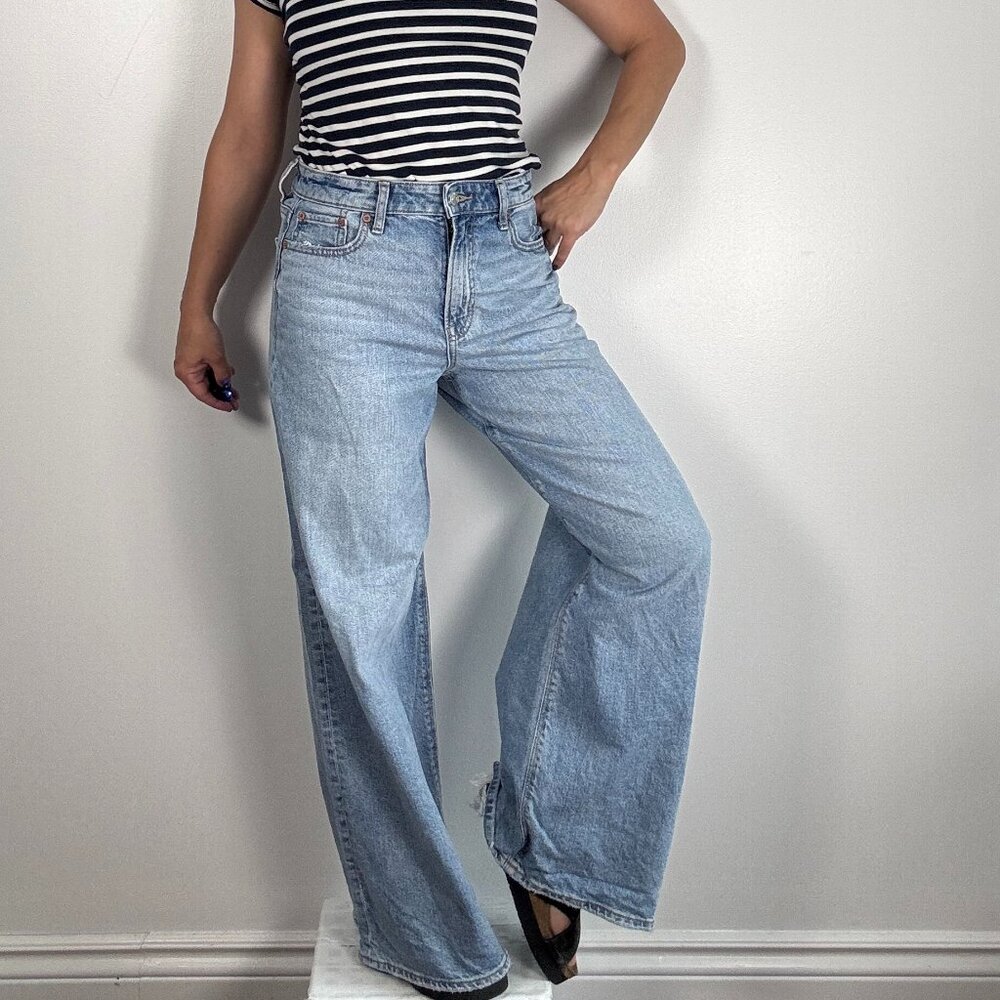 Almost New AE Strigid Super High-Waisted Ultra Wide-Leg Jean - Size 0 Short